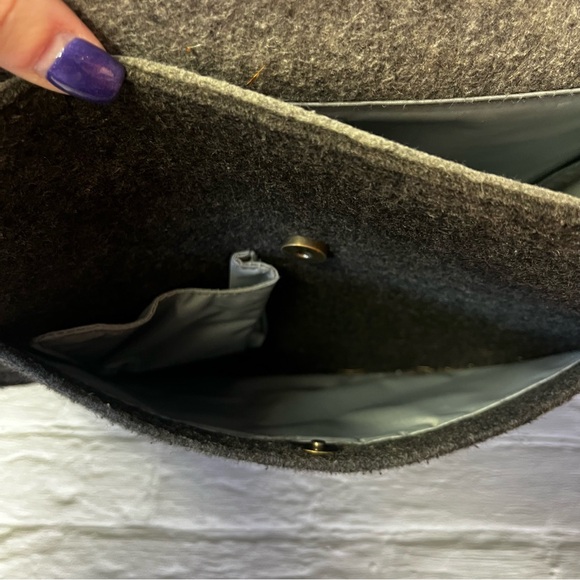 Scout By Petunia Pickle Bottom Dark Grey Felt Diaper Messenger Bag - Picture 9 of 14